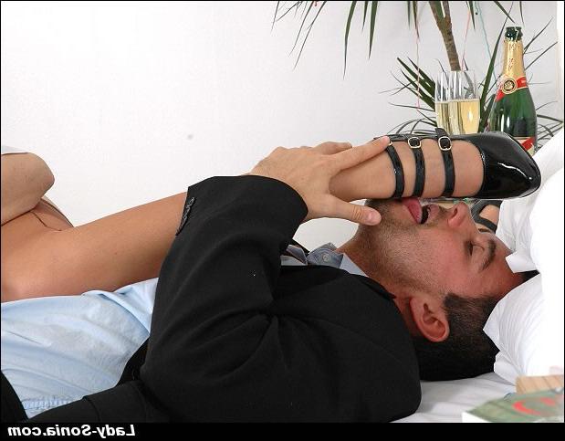 15P Horny mature fetish babe lets a younger guy lick her shoes and pussy