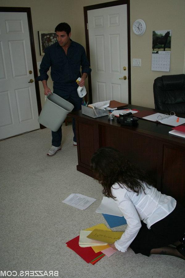 16P MILF babe in sexy stockings Isabella Manelli fucking in the office