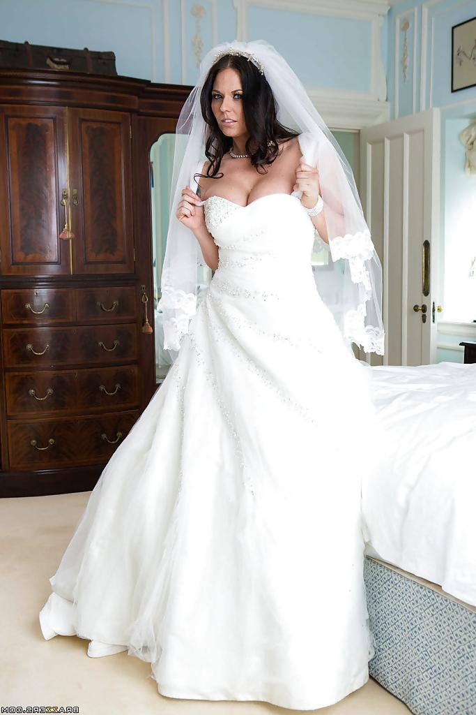 16P Brunette babe Simony Diamond loosing phat MILF ass from under wedding dress