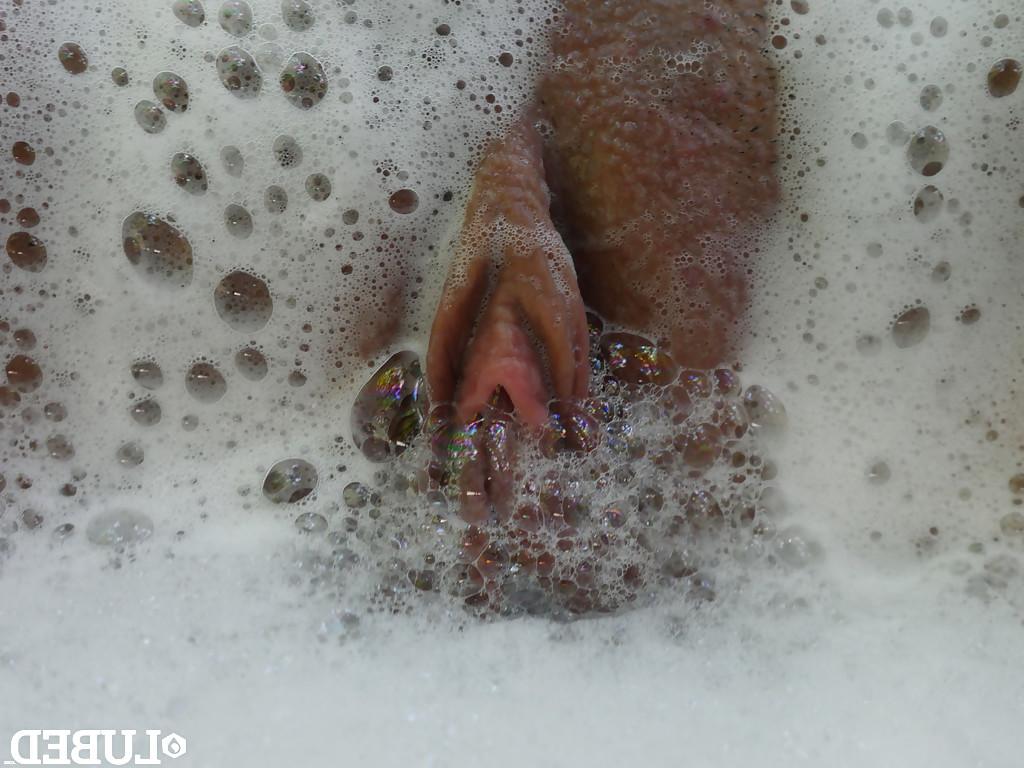 16P Redhead woman Blake Eden pours water on her body and washes her pussy