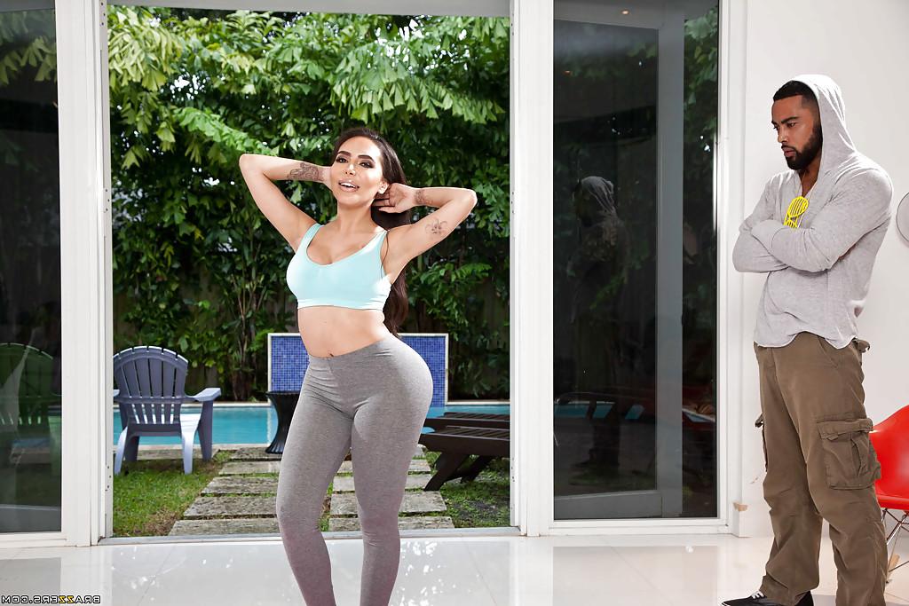 16P Curvy brunette mommy Lela Star having yoga pants ripped off for sex