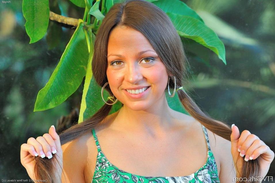 16P Pictures of hot busty teen Abigail all wet for you