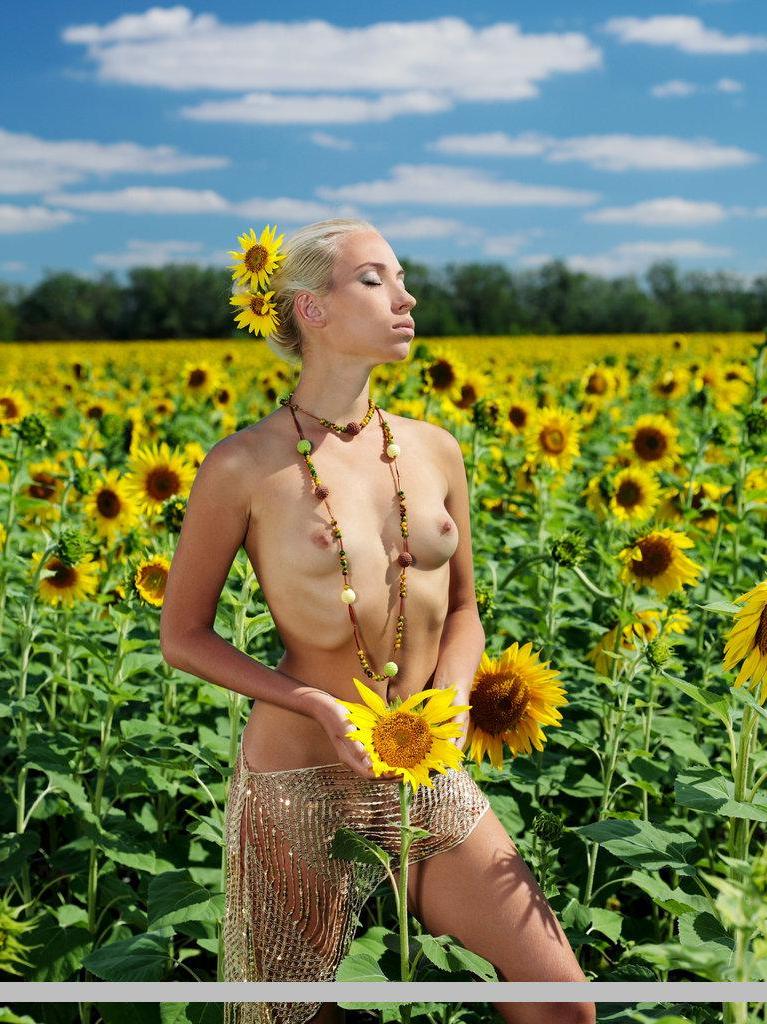 18P Pictures of teen beauty Adele B naked in the flowers