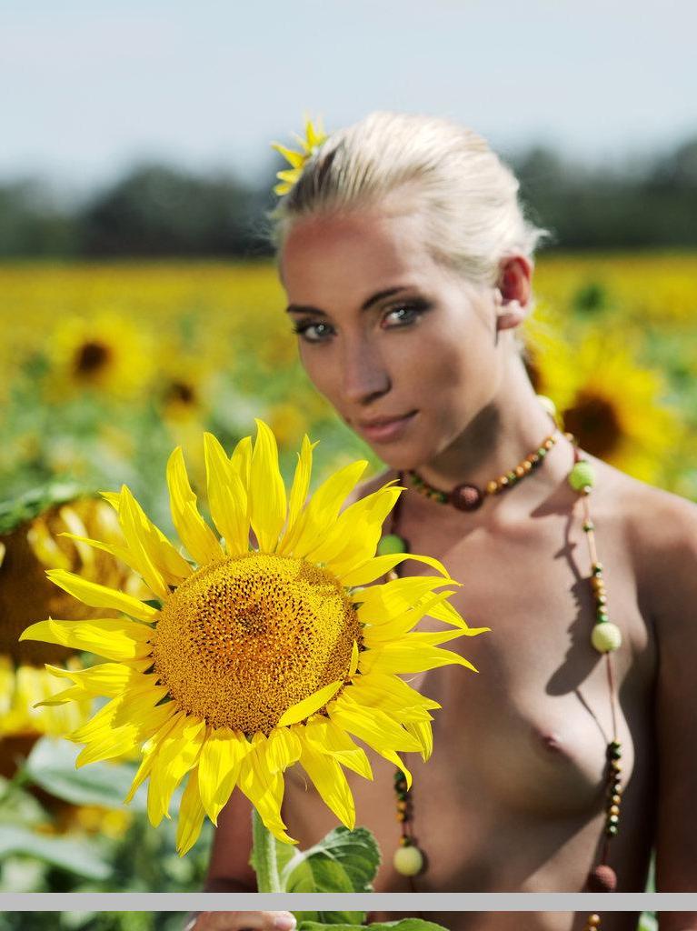 18P Pictures of teen beauty Adele B naked in the flowers