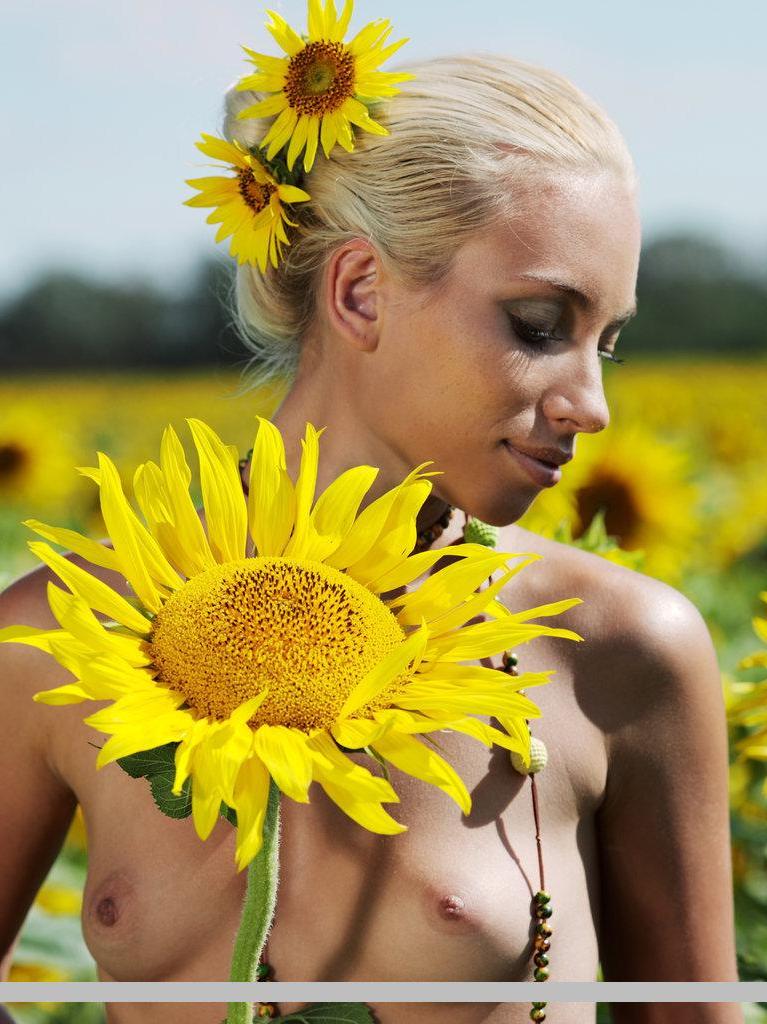 18P Pictures of teen beauty Adele B naked in the flowers