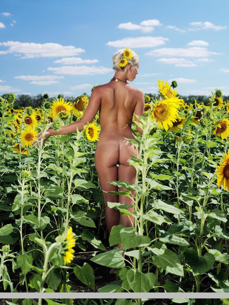 18P Pictures of teen beauty Adele B naked in the flowers
