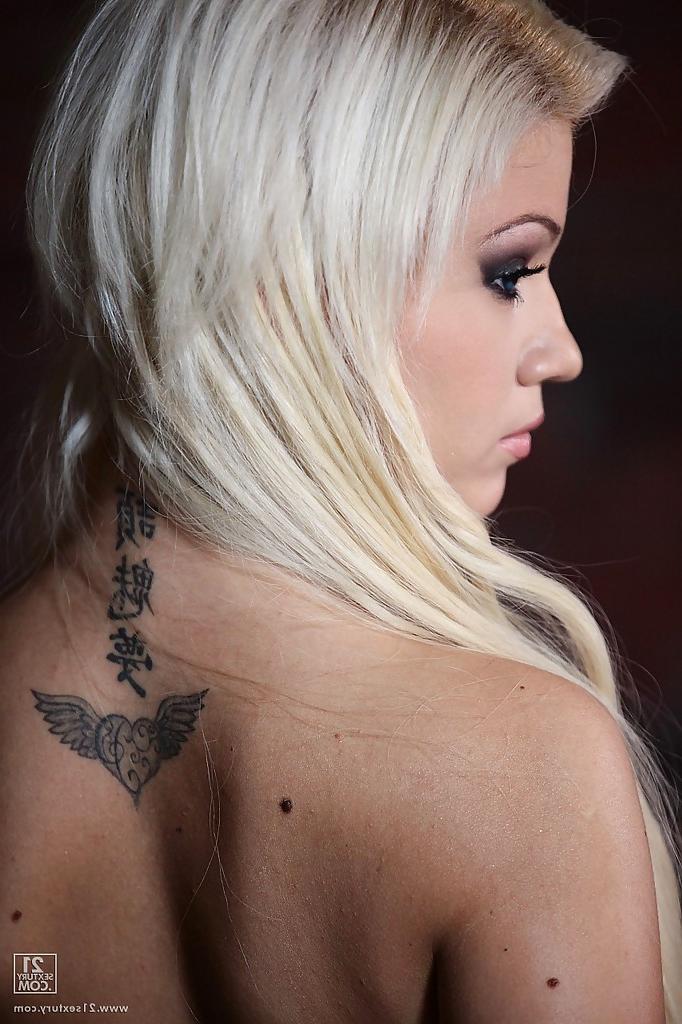 12P Big ass blonde undressing and showing that ass and titties
