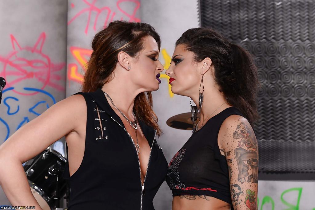 16P Tattooed lesbians Bonnie Rotten having fun with Tory Lane