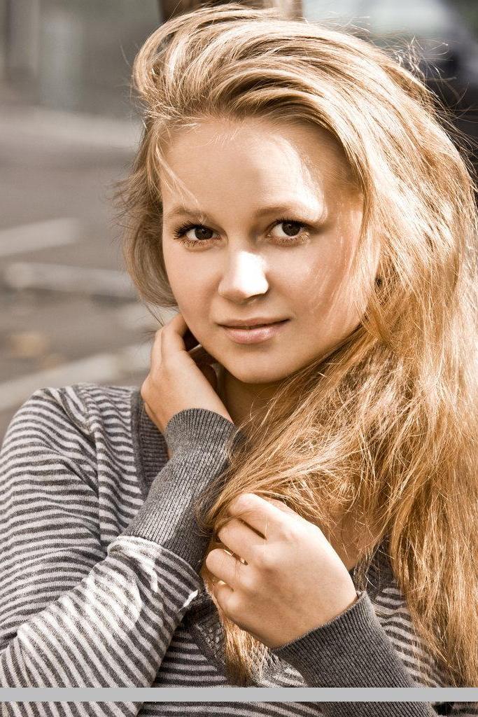 18P Pictures of teen beauty Alexandra D exposing her tight body
