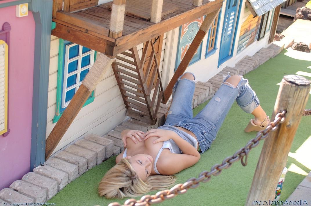 12P Pics of teen girl Alison Angel getting horny at a crazy golf course