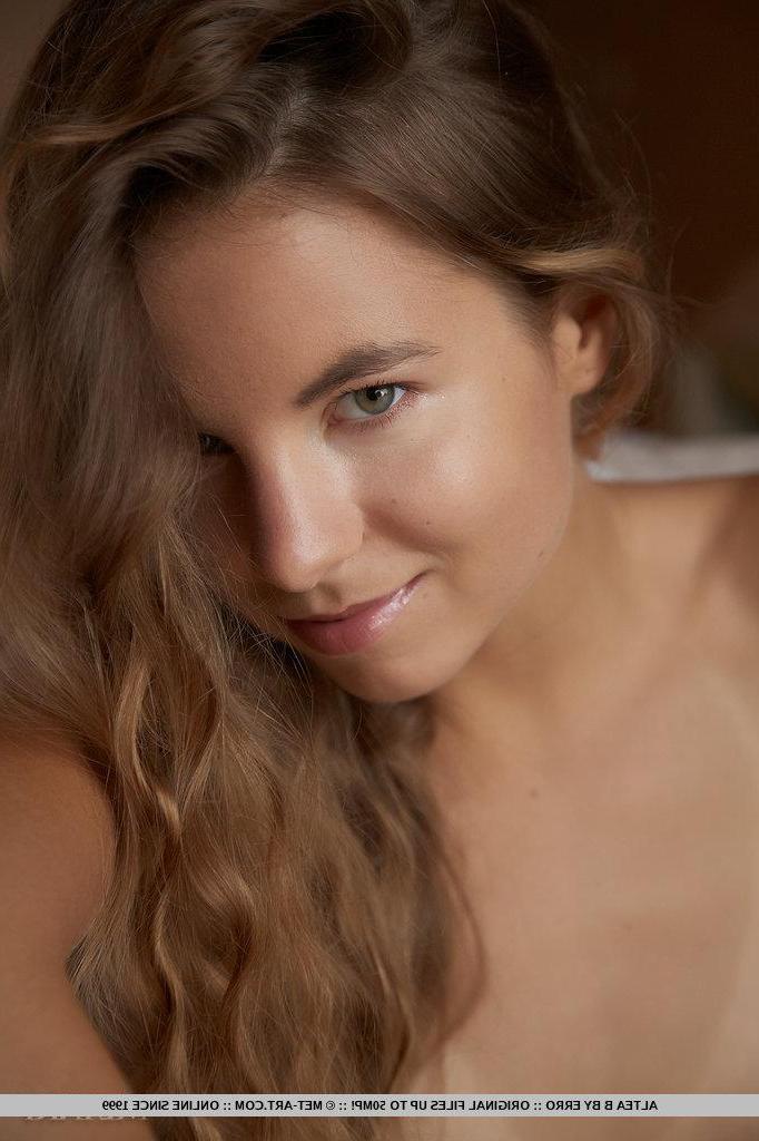 18P Pictures of teen beauty Altea B waiting for you in only her shoes