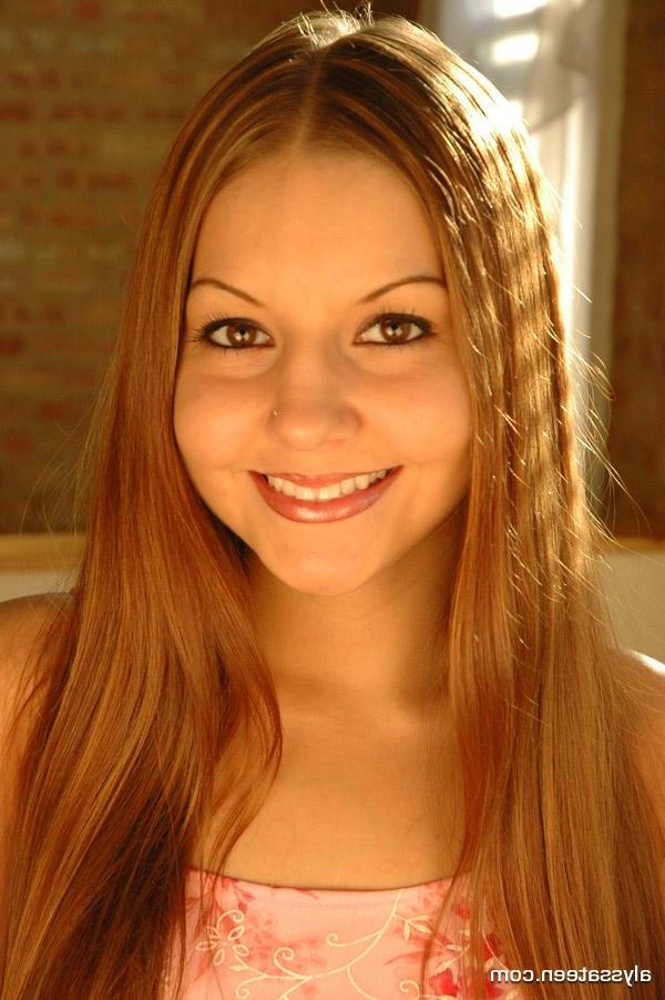 15P Pictures of Alyssa Teen showing off her beautiful face and round ass