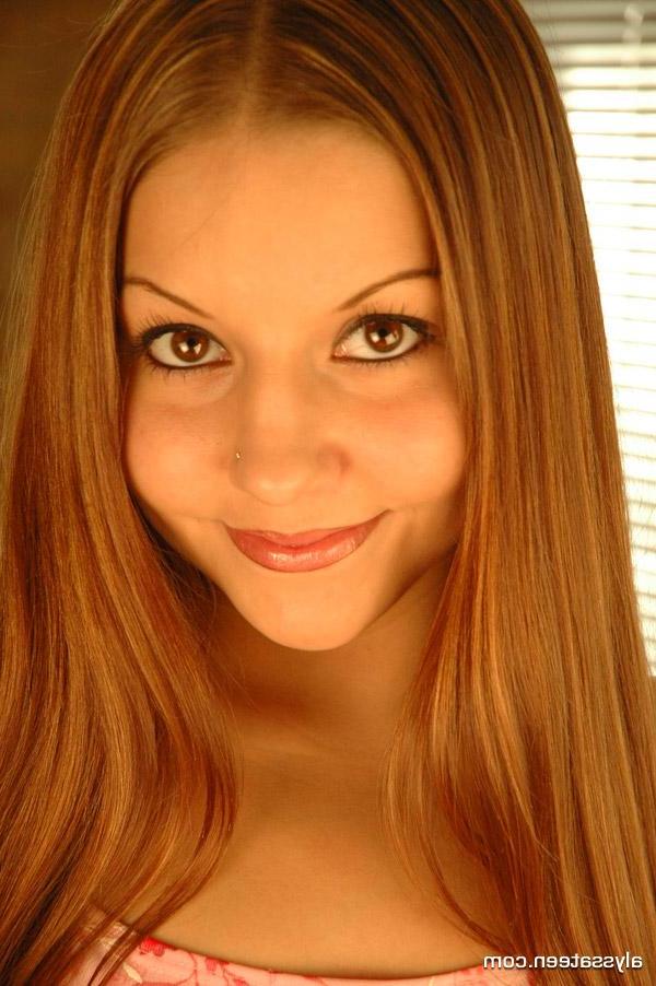 15P Pictures of Alyssa Teen showing off her beautiful face and round ass