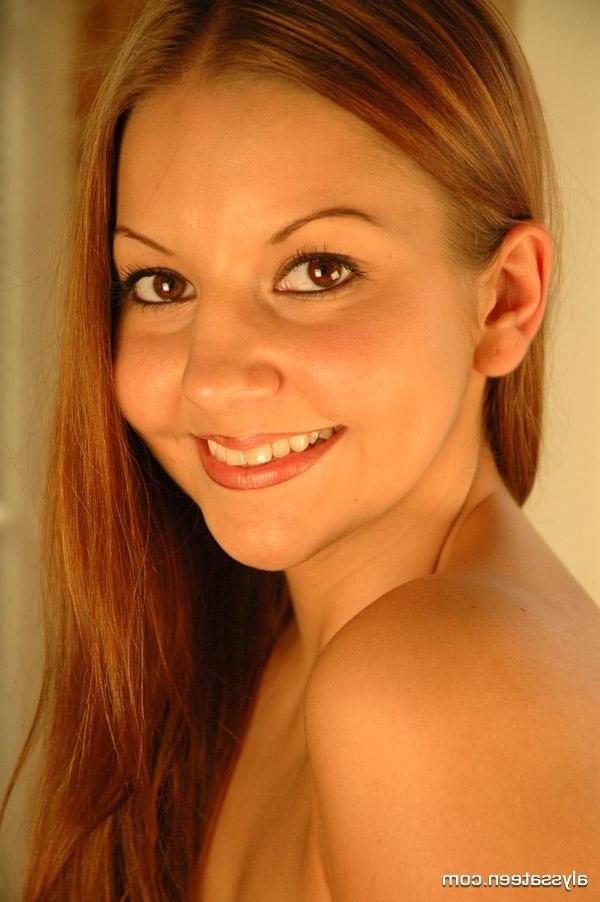 15P Pictures of Alyssa Teen showing off her beautiful face and round ass