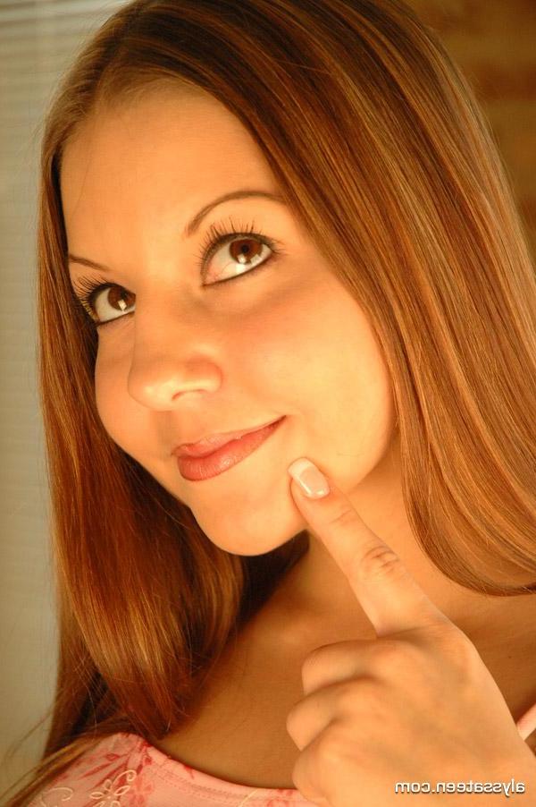15P Pictures of Alyssa Teen showing off her beautiful face and round ass