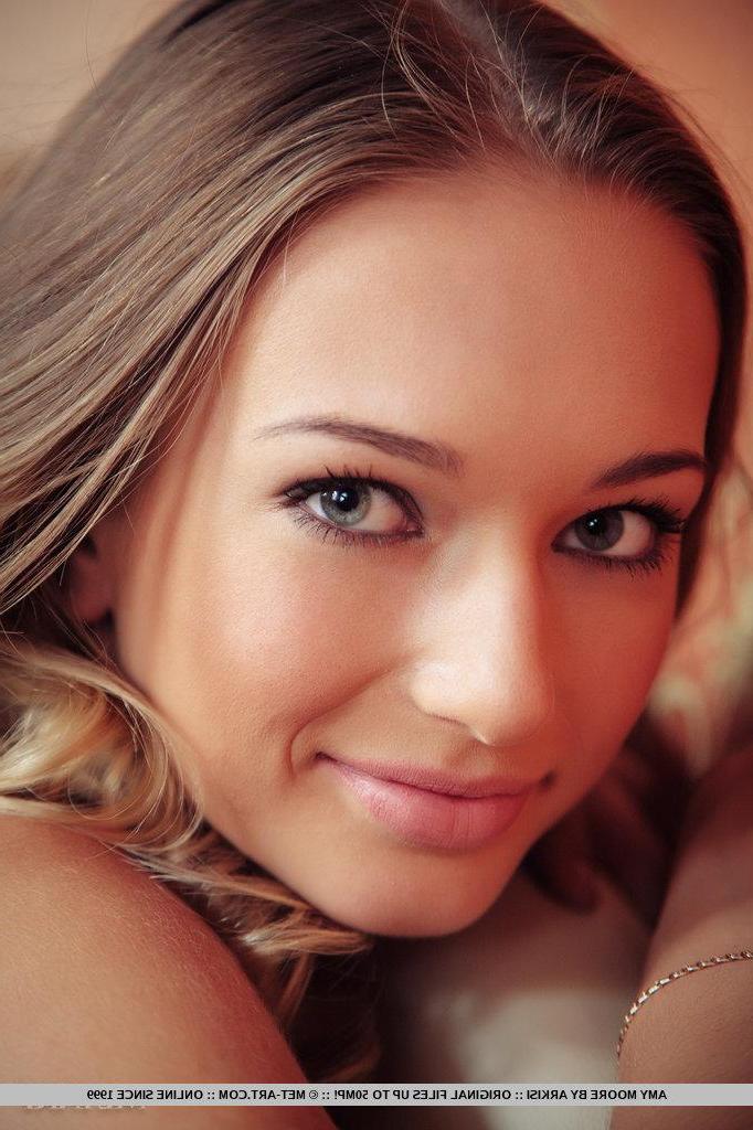 18P Pictures of teen beauty Amy Moore naked and horny for you in bed