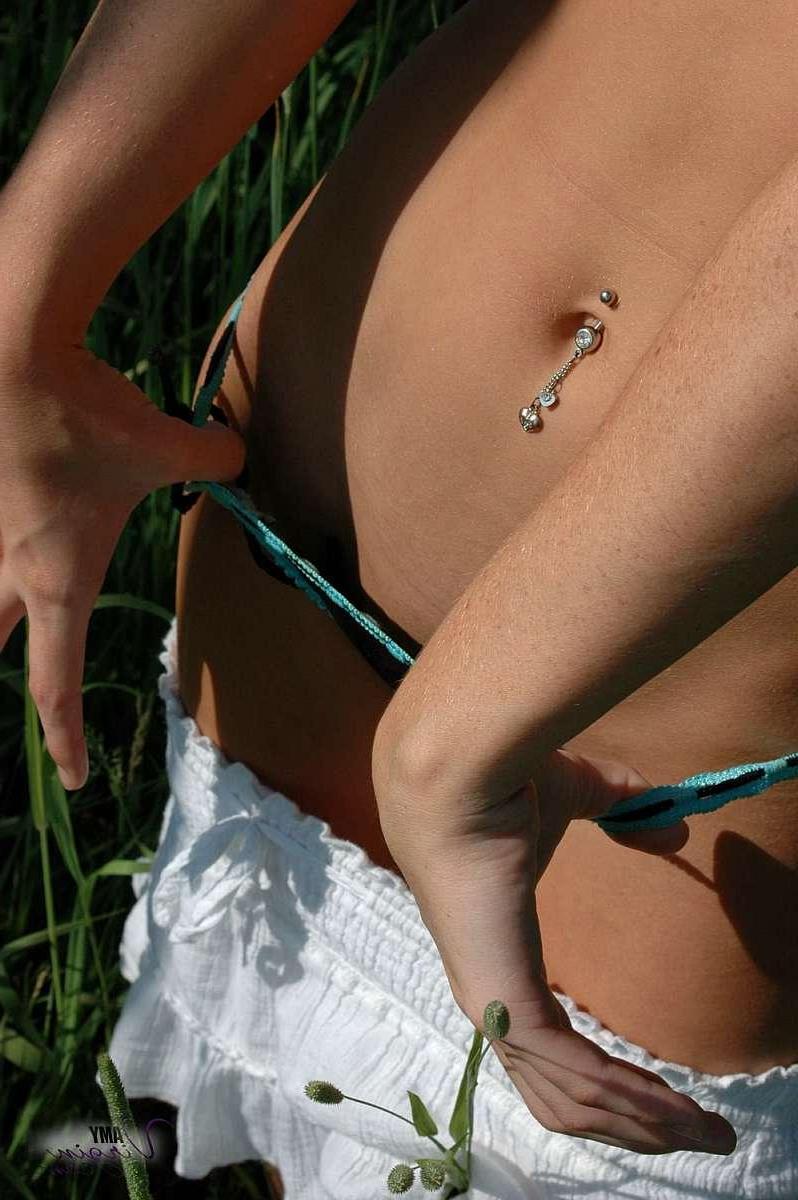 20P Pictures of Amy Virgin taking off her top outside