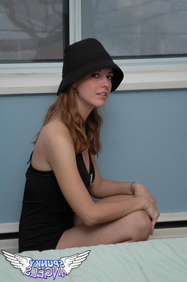 20P Pictures of a hot teen showing her beauty