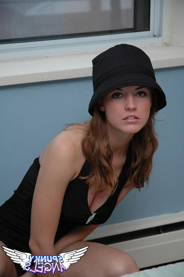 20P Pictures of a hot teen showing her beauty