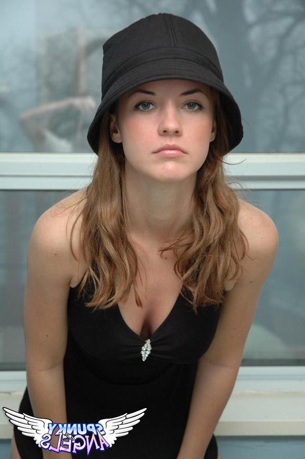 20P Pictures of a hot teen showing her beauty