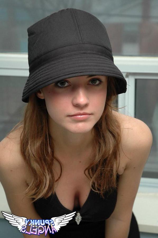 20P Pictures of a hot teen showing her beauty