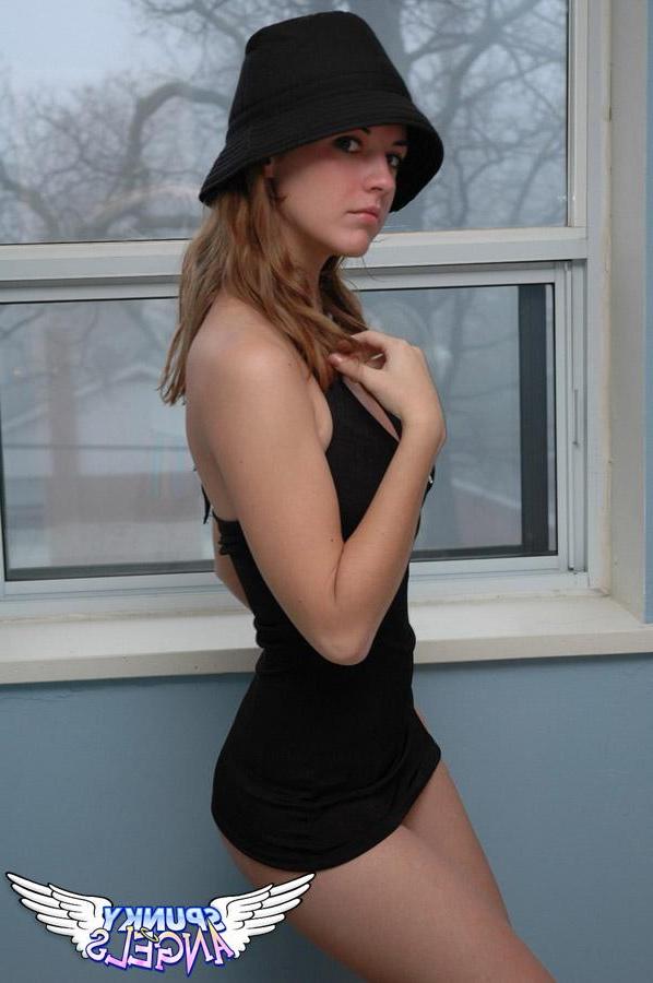 20P Pictures of a hot teen showing her beauty