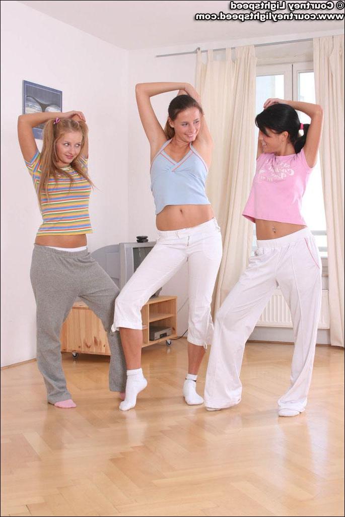 20P Pics of teen hottie Courtney Lightspeed being naughty with her friends