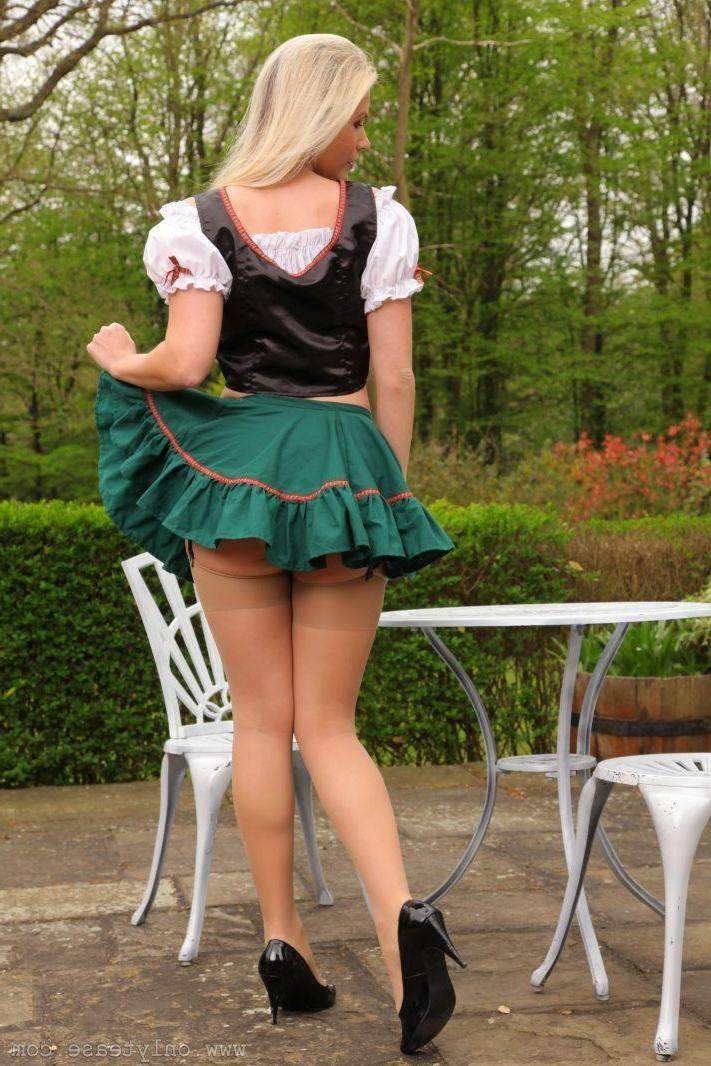 16P Pictures of a blonde beauty stripping outside