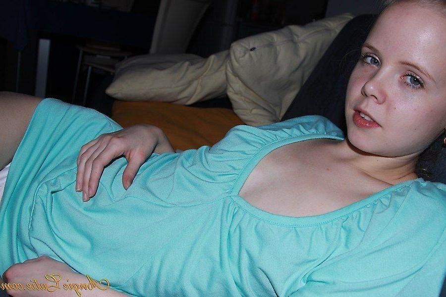 20P Pictures of Angie Cutie showing her tight pussy