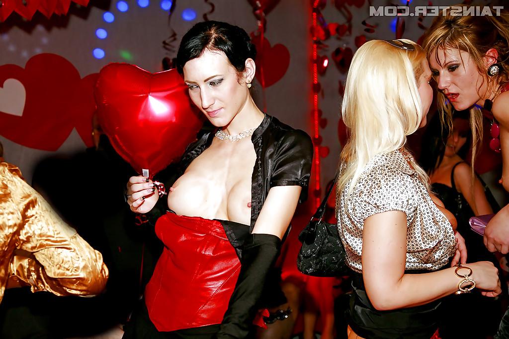 16P Lascivious ladies enjoy a fervent sex orgy at the drunk party