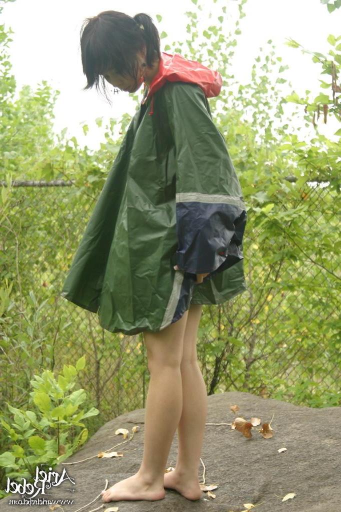 15P Pics of teen Ariel Rebel showing her beads