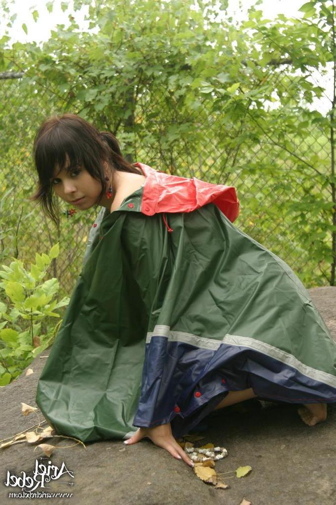 15P Pics of teen Ariel Rebel showing her beads