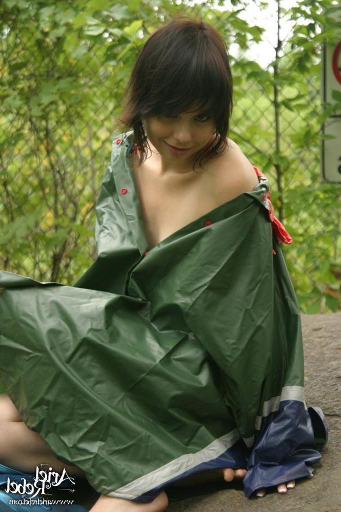 15P Pics of teen Ariel Rebel showing her beads