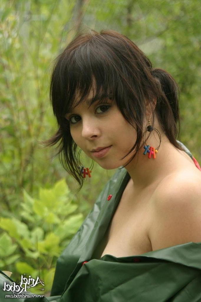 15P Pics of teen Ariel Rebel showing her beads