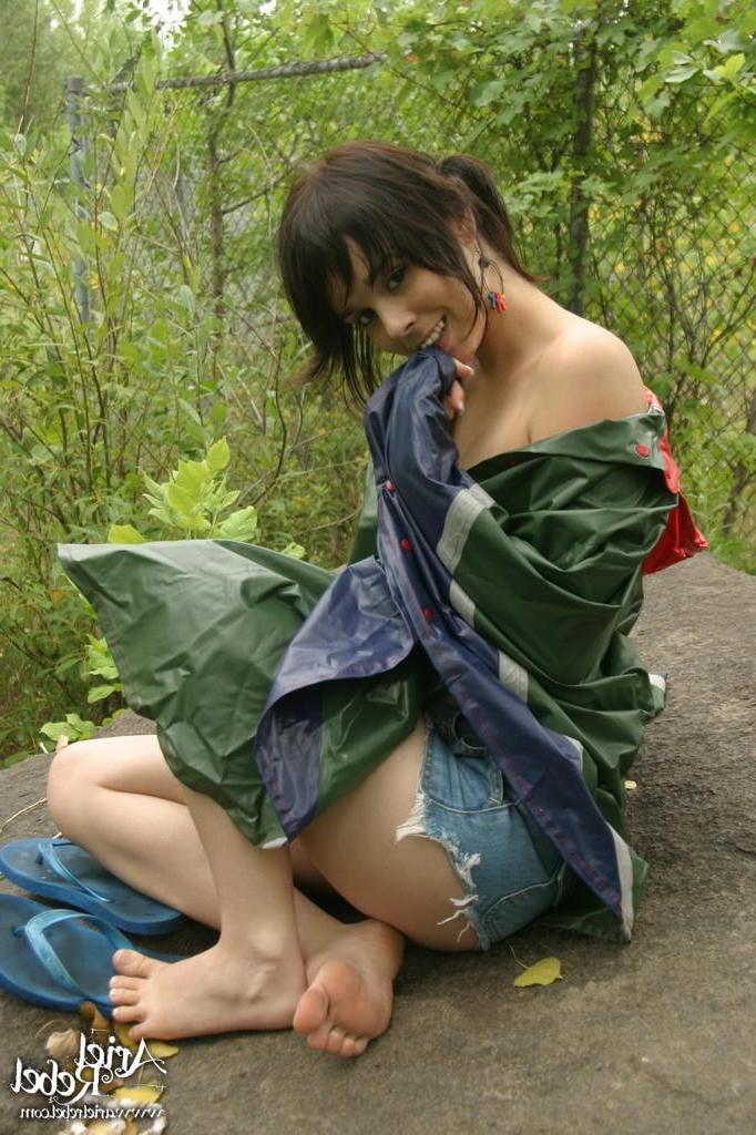 15P Pics of teen Ariel Rebel showing her beads