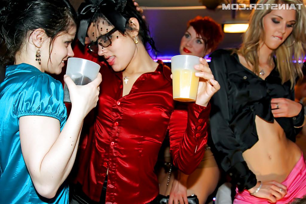 16P Üppige Babes lassen sich auf der Party die Schlitze lecken und hart ficken