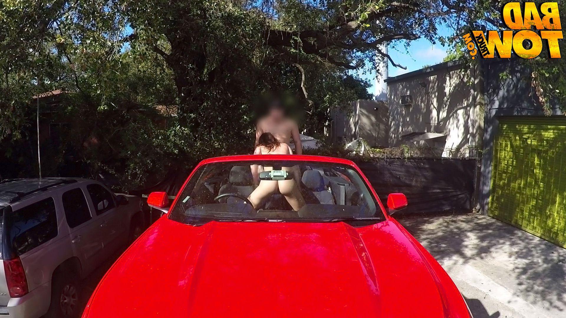 20P Amateur girl Ashley is stranded without money until the tow truck driver shows up