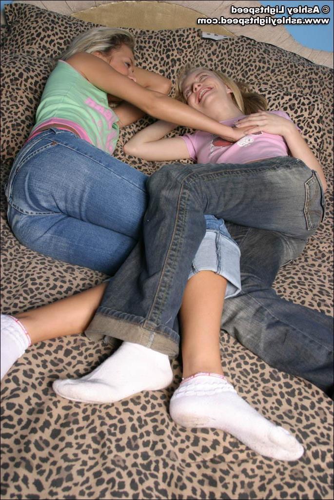 20P Pictures of 2 teen lovers making out