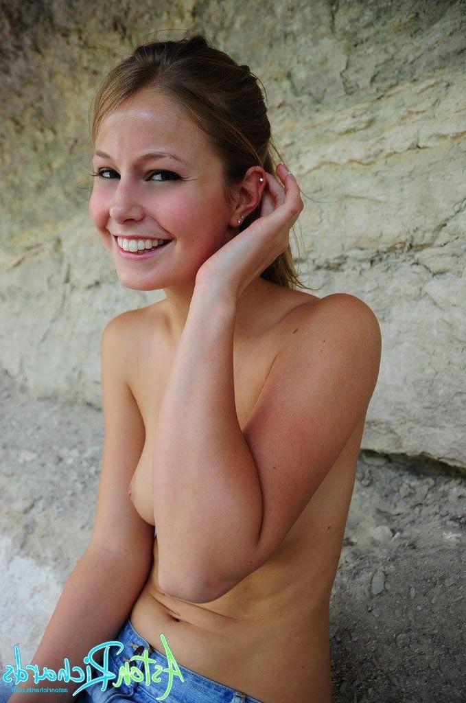 20P Pictures of Aston Richards slipping out of her top outside