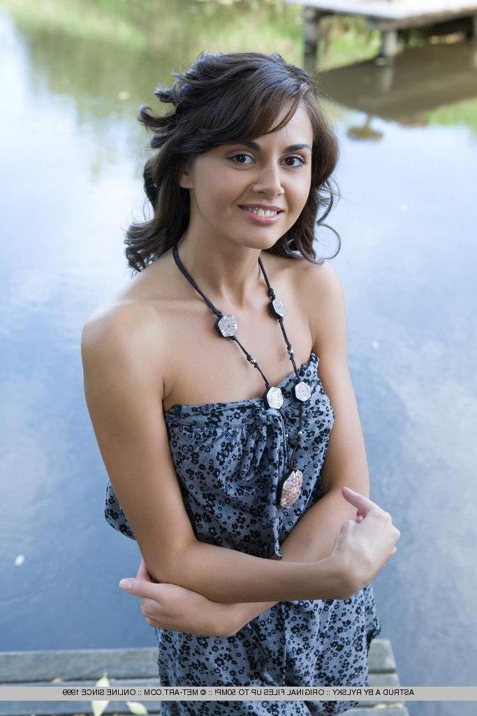 18P Pictures of teen beauty Astrud A nude on the docks