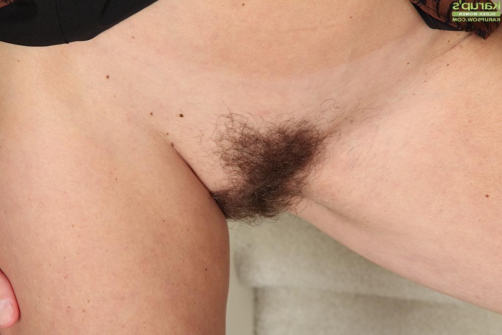 16P Busty beauty Chelsey Townes is showing off her awesome naked ass