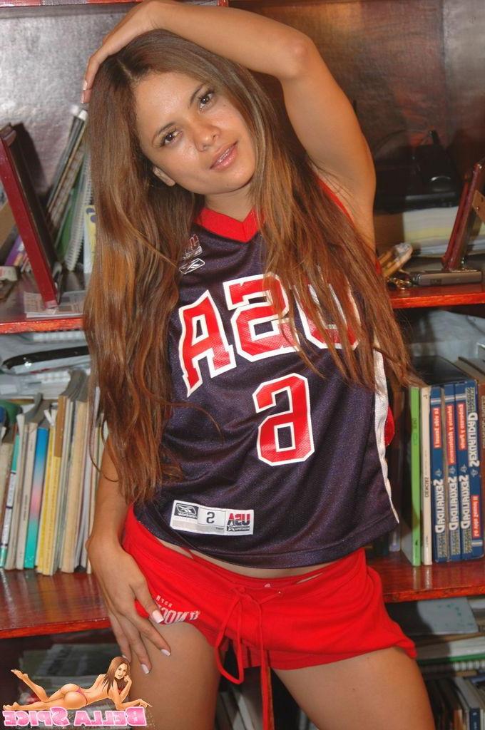 20P Pictures of Bella Spice taking off her top