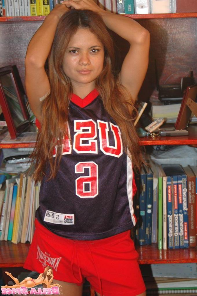 20P Pictures of Bella Spice taking off her top
