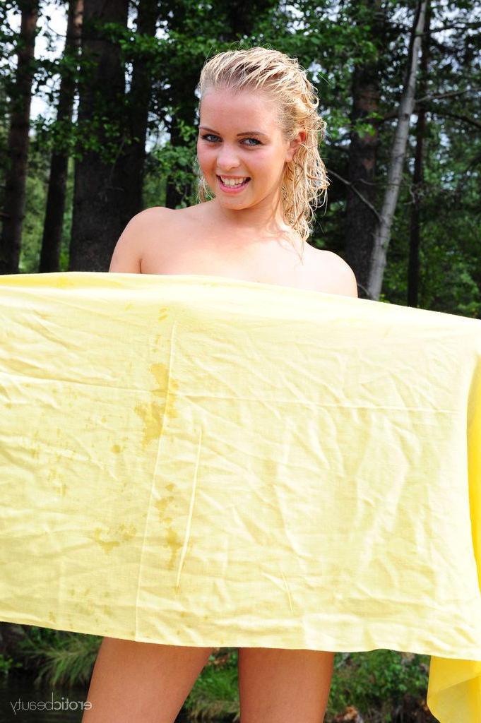16P Blonde beauty Berry displays her hot nude body on the dock