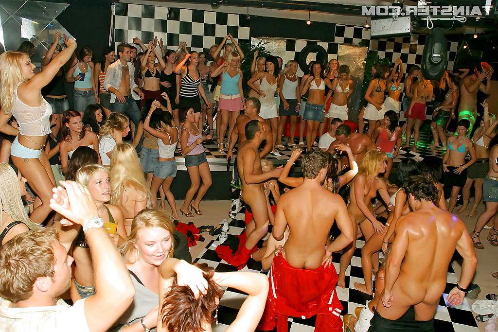 16P Schwanzhungrige Mädels zeigen auf der Sexparty ihre Blowjob- und Reitkünste