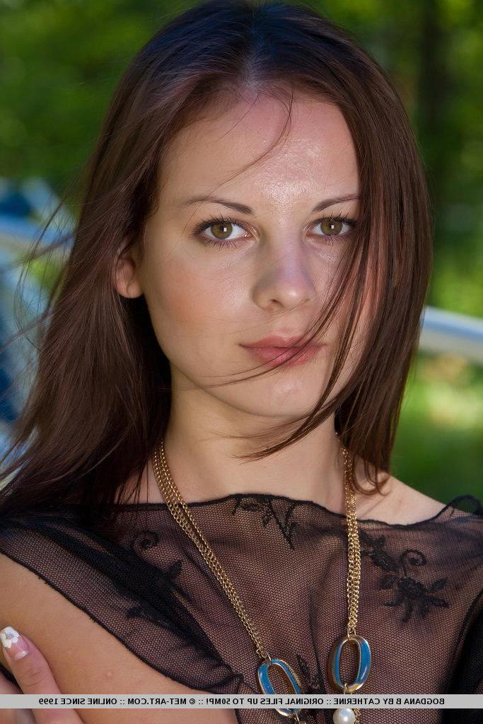 18P Pictures of teen beauty Bogdana B exposing herself outside