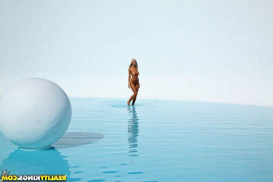 20P Pictures of Celeste, Sammie, Bree, Kirsten, Malena and Hayden getting wet togeth