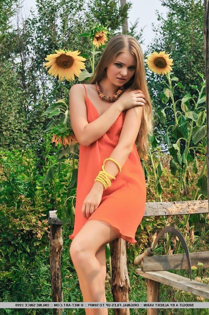 18P Pictures of teen beauty Bridgit A giving you her pretty flower