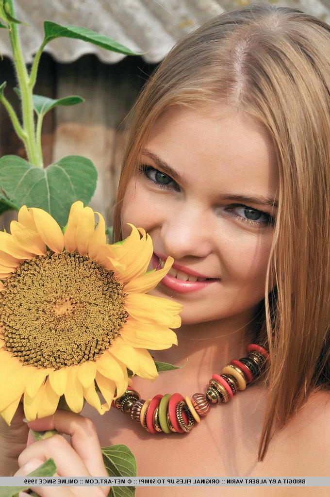 18P Pictures of teen beauty Bridgit A giving you her pretty flower