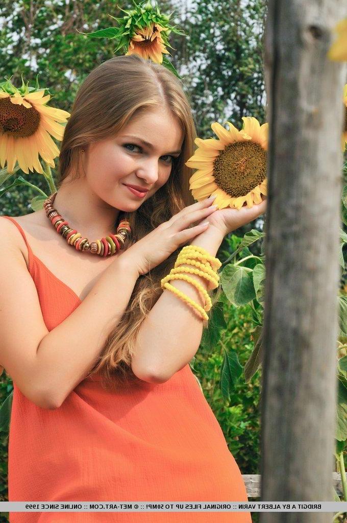 18P Pictures of teen beauty Bridgit A giving you her pretty flower